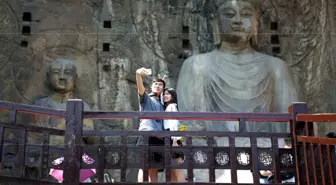 Çin'in Longmen Mağaraları Güz Ortası Festivali'nde Turistlerin İlgi Odağı Oldu