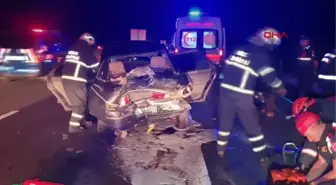 MİNİBÜS OTOMOBİLE ÇARPTI: 2 YARALI