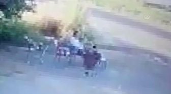 ŞANLIURFA - Otomobille çarptıkları kişiyi sopayla darbettiler