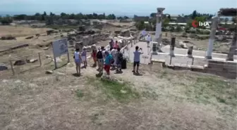 Cehennem Kapısı yerli ve yabancı turistlerin akınına uğruyor