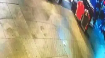 Son dakika haberleri... Fatih'te 7 kişinin yaralandığı dükkan devri kavgası kamerada