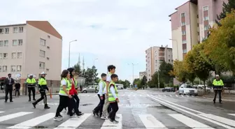 Öğrencilerin güvenliği için trafik işaretleri yenilendi