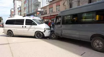 Ordu haberi! Ordu'da minibüsler çarpıştı: 2 yaralı