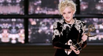 Emmy Ödül Töreni'nde Julia Garner fırtınası! Göbek dekolteli elbisesiyle geceye damga vurdu