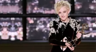 Oyuncu Julia Garner, göbek dekolteli elbisesiyle Emmy Ödül Töreni'ne damga vurdu