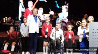 Erol Evgin Cerebral Palsy'li Çocuklarla Şarkı Söyledi