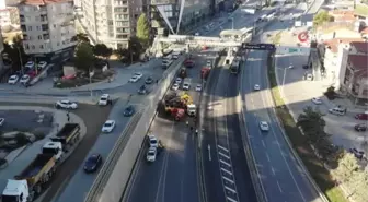 Kadıköy'de devrilen hafriyat kamyonu 8 saatlik çalışma sonucu kaldırıldı