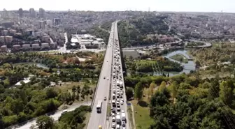 Sadabad Viyadüğü'nde kamyonet devrildi: Kilometrelerce trafik oluştu
