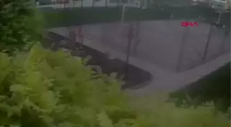 OĞLUNA TOP ATAN ÇOCUĞU DÖVDÜ; O ANLAR KAMERADA