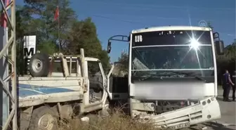 Servis midibüsü ile kamyonet çarpıştı, 17 işçi yaralandı