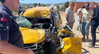 Taksi, çöp konteyneri ile park halindeki kamyonete çarptı: 1 ölü, 3 yaralı