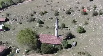 Tarihi cami ilgisizlikten harabeye döndü