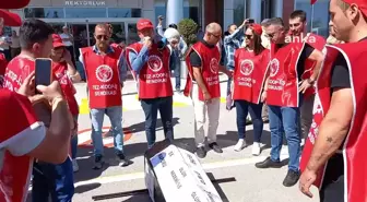 Tez-Koop-İş Sendikası'ndan Omü Rektörlüğü Önünde Tabutlu Protesto