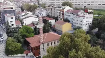 Üsküdar'da 2 asırlık tarihi caminin kubbesindeki kurşun plakalar çalındı