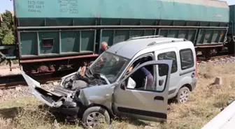 Yük treni hemzemin geçitte arızalanan aracı biçti! Sürücünün burnu bile kanamadı