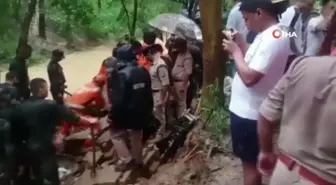 Hindistan'da iki bina çöktü: 12 ölü