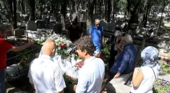 Son dakika haberleri | Tarık Akan ölümünün 6'ncı yılında mezarı başında anıldı