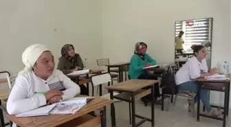 72 yaşındaki Ayşe ninenin okuma azmi herkese örnek oldu