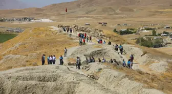 'Dünya Temizlik Günü'nde tarihi Urartu Kalesi çevresinde temizlik yaptılar