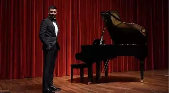 Trabzonsporlu Umut Bozok, tarafları için piyanoda hünerlerini sergiledi