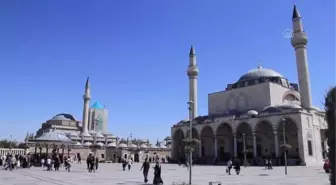 Mevlana Müzesi'nde hafta sonu yoğunluğu yaşanıyor