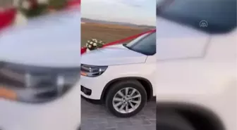 Vinç operatörü bahşiş almak için düğün konvoyunun önünü kesti