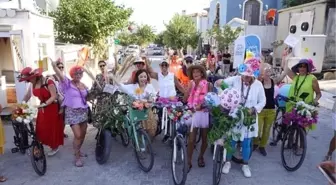 Süslü kadınlar Alaçatı'da pedalladı