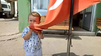 2 yaşındaki Kerem Ali'nin bayrak sevgisi duygulandırıyor