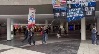 İsveç'te WikiLeaks'in kurucusu Assange'ın ABD'ye iade edilmemesi için protesto düzenlendi