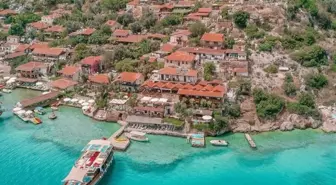 Tekneyle ulaşılabilen Kaleköy, tatilcilerin gözdesi