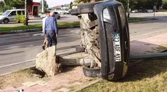 Elazığ haberi! Elazığ'da aydınlatma direğine çarpan otomobil devrildi: 2 yaralı