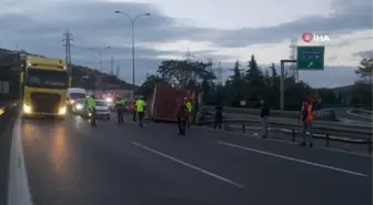 Kargo yüklü dorse tırdan ayrılarak TEM'de devrildi