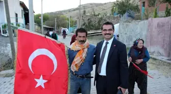 Kaymakamı Türk bayrakları ile karşıladılar