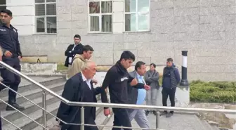 AYŞEGÜL'ÜN AĞABEYİ SALONDA TERCÜMANA JİLETLE SALDIRDI, DURUŞMA ERTELENDİ