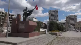 İzmir haberi | Hırsızlar, İzmir'deki İlk Kurşun Anıtı'nın Rölyefini Çalmak İstedi