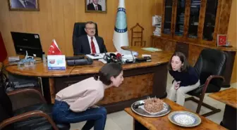 REKTÖRDEN HEKİM ADAYI İKİZLERE DOĞUM GÜNÜ SÜRPRİZİ