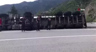 Son dakika haberi... Virajı alamayan bitüm yüklü asfalt tankeri yan yattı: 1 yaralı