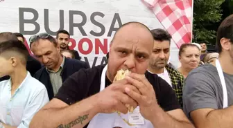 Son dakika haberi... 5 bin lira ödülü kazanabilmek için metrelerce börek yediler