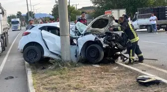 Son dakika haberleri... Aydınlatma direğine çarpan otomobilin sürücüsü öldü