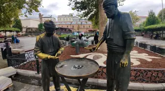 Eminönü Meydanı'ndaki simitçi heykelinin bronz simitleri çalındı