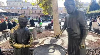 Eminönü'nde bulunan simitçi heykelinin bronz simitleri çalındı