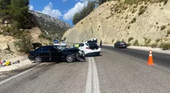 Antalya gündem haberi: Antalya'da iki otomobil çarpıştı, 4 kişi yaralandı