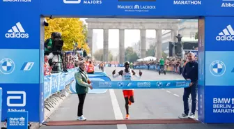 Berlin Maratonu'nu birincisi Eliud Kipchoge kendisine ait dünya rekorunu geliştirdi