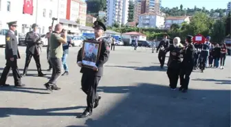 Sürücüye yardım ederken kamyonetin çarptığı uzman çavuş, şehit oldu (3)