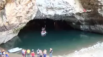 Türkiye'nin en uzun yeraltı gölüne ziyaretçi akını