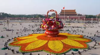 Beijing'deki Tian'anmen Meydanı Ulusal Gün İçin Dev Çiçek Sepetiyle Süslendi