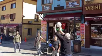 Cadde kapatma uygulamasını top oynayarak protesto ettiler