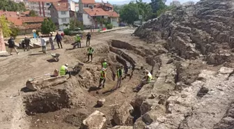 'Sezar'ın Kalesi'ndeki antik tiyatronun seyirci basamakları gün yüzüne çıkarılıyor