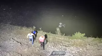 Baraja düşen kamyonetteki 4 kişi yüzerek kurtuldu