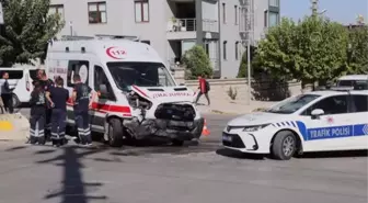 Ambulansla hafif ticari aracın çarpışması sonucu 5 kişi yaralandı